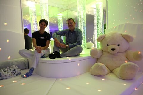 Dr. Axel Galler und Katja Rohrer freuen sich über den gelungenen neuen Snoezelen-Raum im Kinderhaus des Hegau-Jugendwerks. Bild: Andrea Jagode